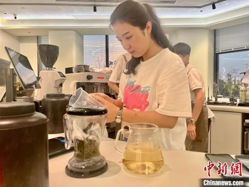 1689837587261841.jpeg 海归青年河南创业 “中茶西做”打造“年轻派”茶空间.jpeg