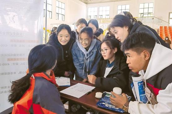 1690873632618390.jpeg 用实招护航毕业生走稳就业路.jpeg