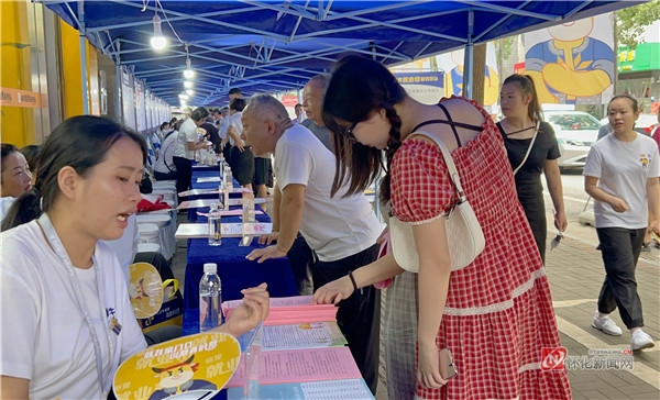 1693296234164345.jpg “职引”未来,筑梦青春——新晃多举措推进高校毕业生高质量就业1.jpg