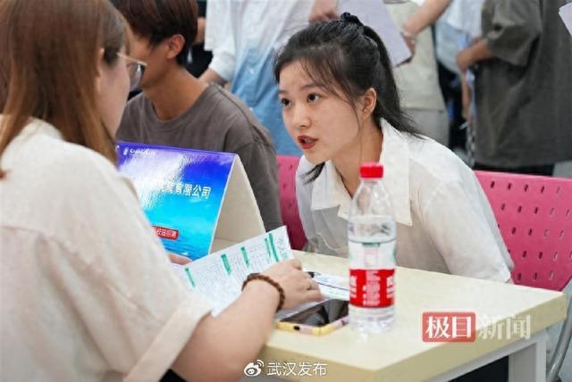 开学季毕业生迎“开门红”，武汉船院举办新学期首场招聘会4.jpeg
