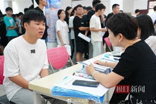 开学季毕业生迎“开门红”，武汉船院举办新学期首场招聘会3.jpeg