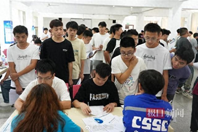 开学季毕业生迎“开门红”，武汉船院举办新学期首场招聘会1.jpeg