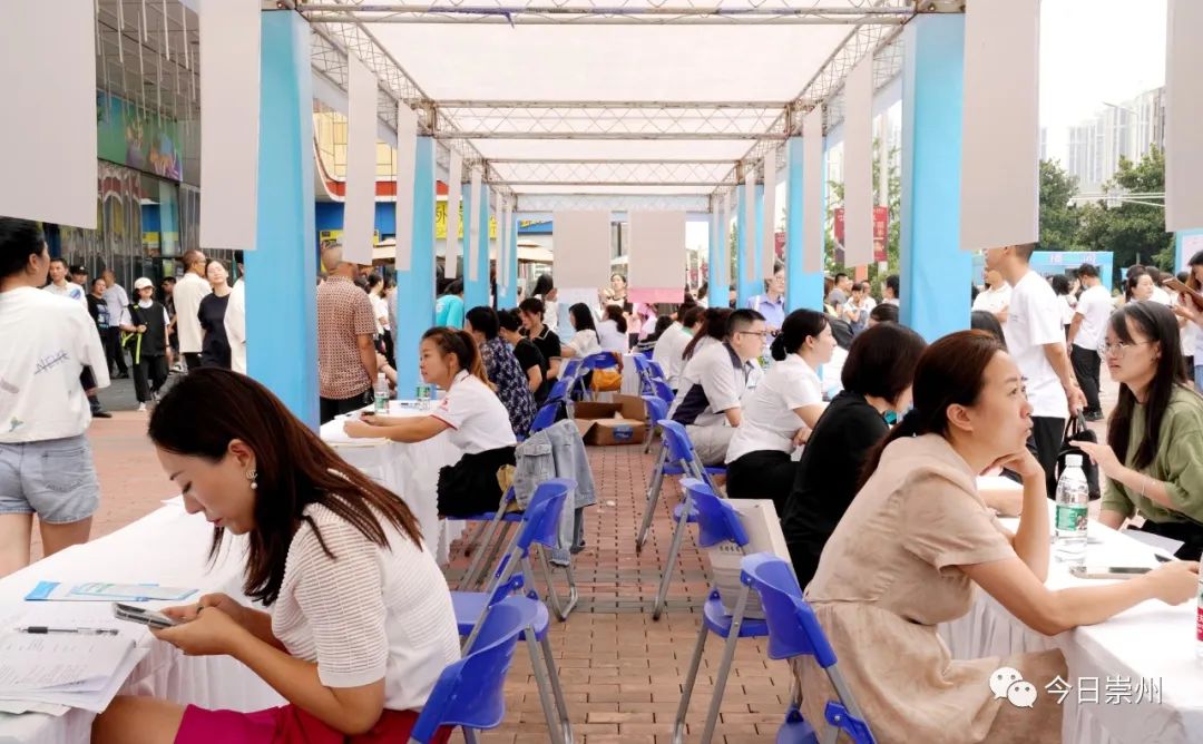 “乐业崇州 职等你来”崇州市2023年高校毕业生现场招聘会举行9.jpg