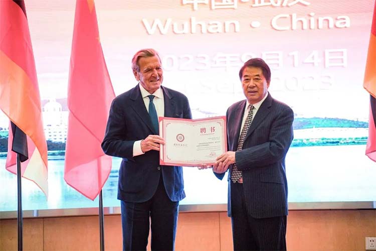 德国前总理格哈德·施罗德先生受聘为武昌理工学院荣誉教授.jpg