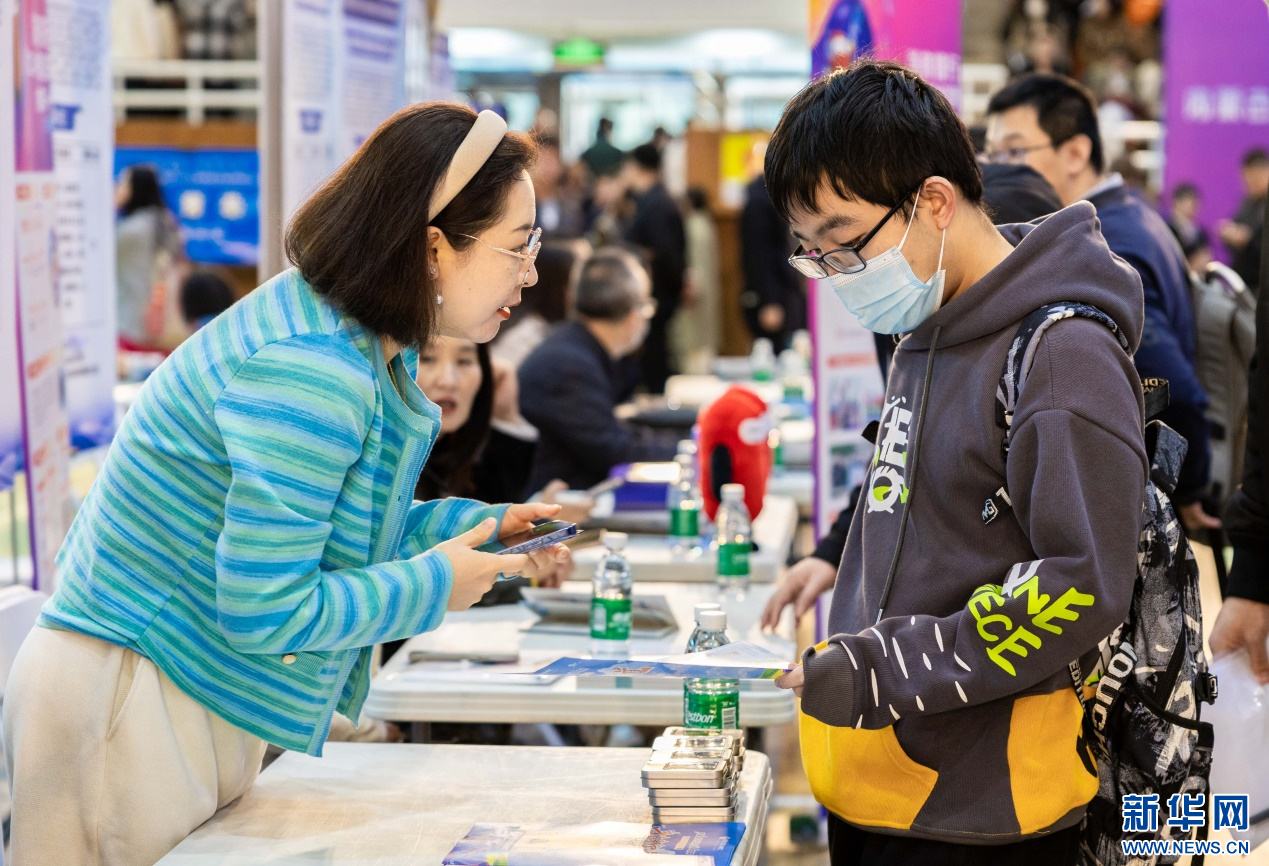 内蒙古：抢抓秋招黄金期 助力毕业生尽早就业7 (1).jpg