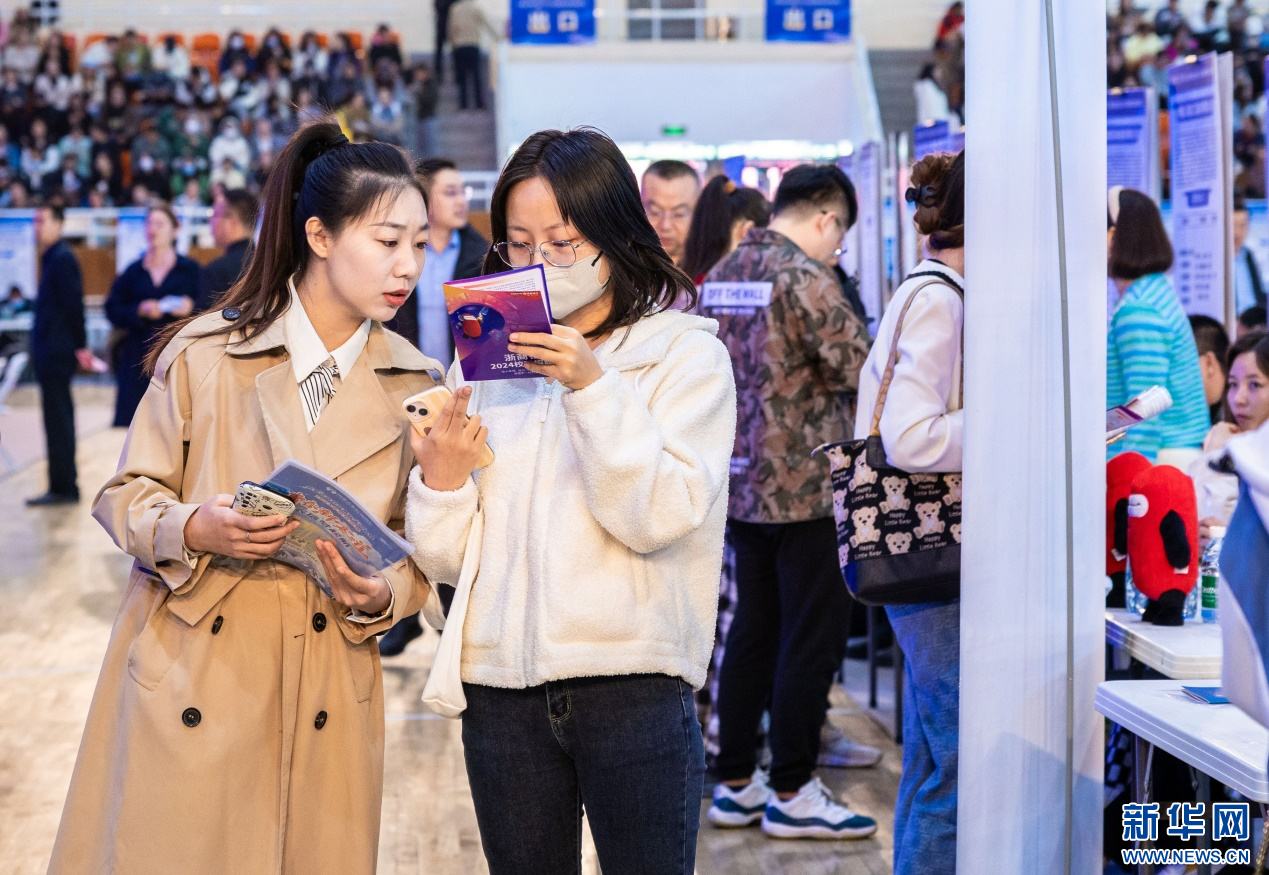 内蒙古：抢抓秋招黄金期 助力毕业生尽早就业1 (1).jpg