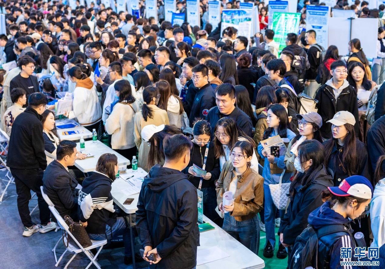 内蒙古：抢抓秋招黄金期 助力毕业生尽早就业 (1).jpg