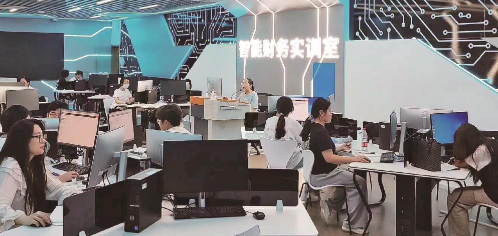 作为第一批上海市特色高职院校，上海东海职业技术学院迎来建校三十年大力推进职业教育改革，培养高素质技能型人才5.jpg