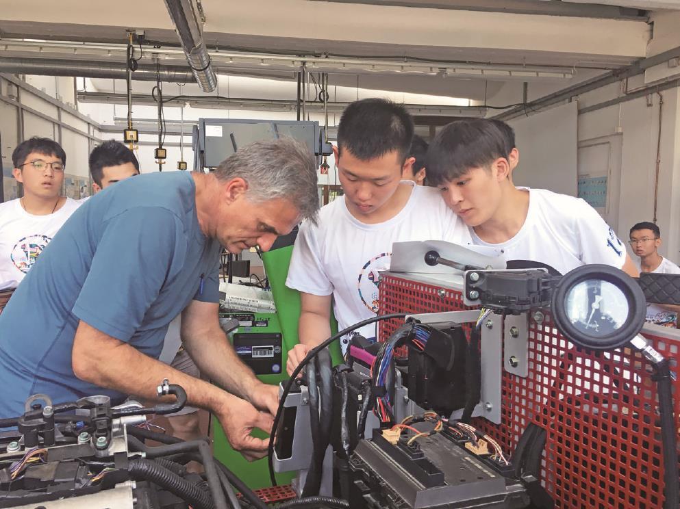 作为第一批上海市特色高职院校，上海东海职业技术学院迎来建校三十年大力推进职业教育改革，培养高素质技能型人才2.jpg
