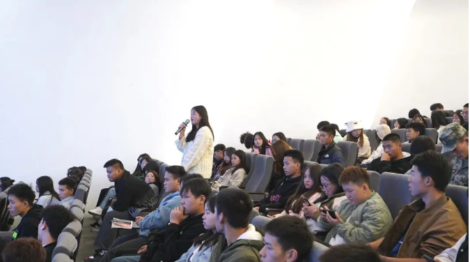 “平凡岗位 精彩人生”优秀职场毕业生就业创业分享会在都匀举行3.png