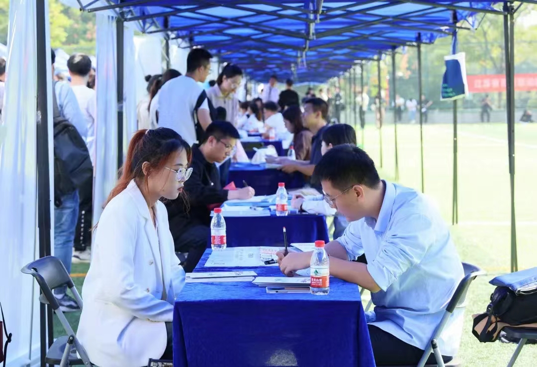 各地组团招才引才，高校就业大课堂为毕业生提供暖心求职锦囊2.jpg