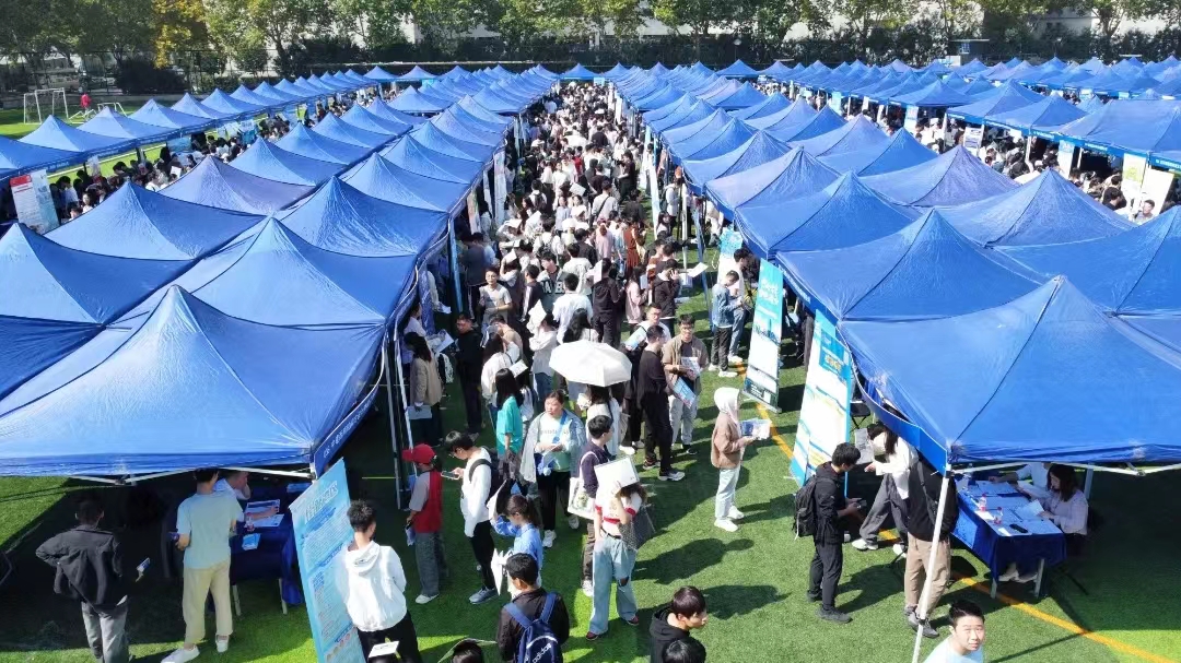 各地组团招才引才，高校就业大课堂为毕业生提供暖心求职锦囊.jpg