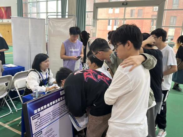 郴州经开区企业联合省高校双选会 寻求人才合作新机遇2.png