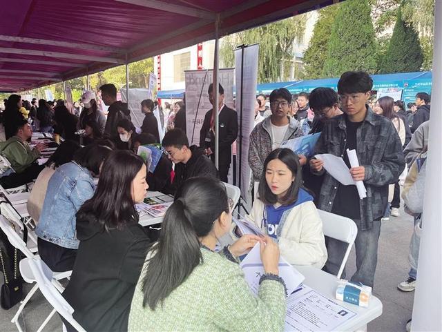 甘肃省农林类院校2024届毕业生秋季双选会举行 2万余名农林院校毕业生现场求职.jpeg