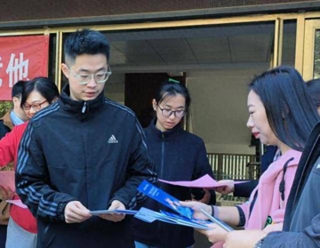 1698284094726777.jpeg 帮高校毕业生走稳“就业第一步” 芝罘区开展“社保政策服务进校园”活动.jpeg