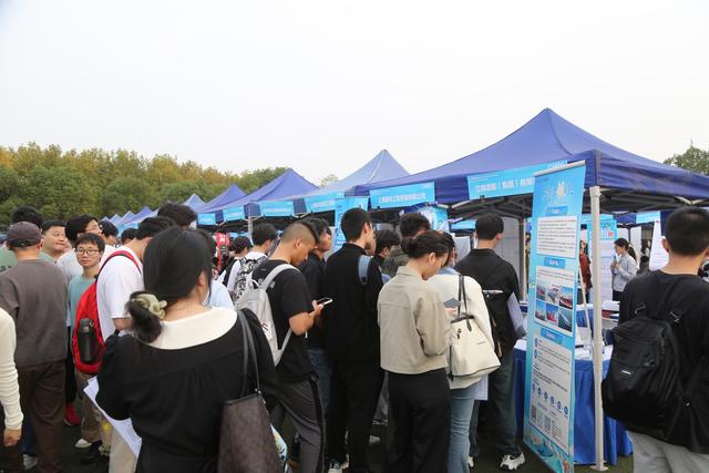 用人需求3.2万个，上海秋季最大规模高校毕业生招聘会举行2.jpeg
