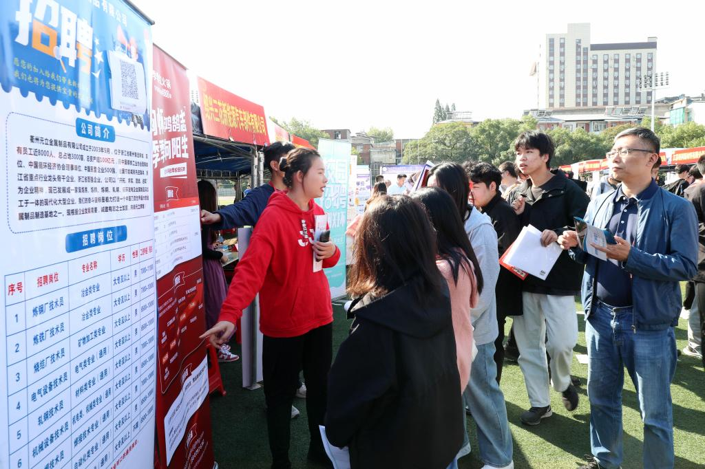 九江职业技术学院党委书记胡永红指导2024届毕业生首场校园综合招聘1.png