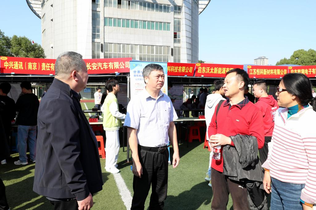 九江职业技术学院党委书记胡永红指导2024届毕业生首场校园综合招聘.png