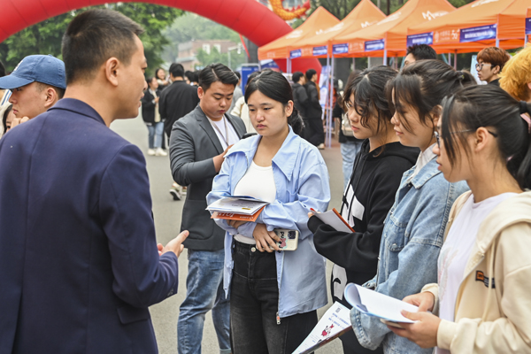 “职”引未来 筑梦启航 重庆建筑科技职业学院举办2024届毕业生就业双选会2.jpg