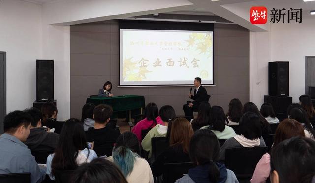 高校招聘会温馨场面：优质企业当毕业生“就业解忧人”1.jpeg