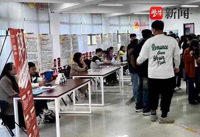 高校招聘会温馨场面：优质企业当毕业生“就业解忧人”.jpeg
