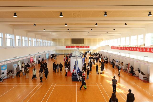 职通未来，筑梦启航——劳职院成功举办2024届毕业生秋季双选会1.jpeg