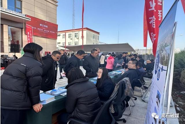 离石区零工市场运行揭牌仪式暨金秋招聘月招聘活动举办3.jpeg
