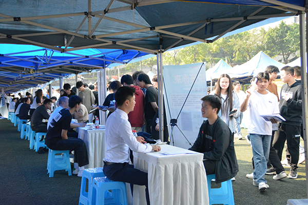 200余家企业进校 重庆工业职业技术学院2024届毕业生秋季双选会启动2.jpeg