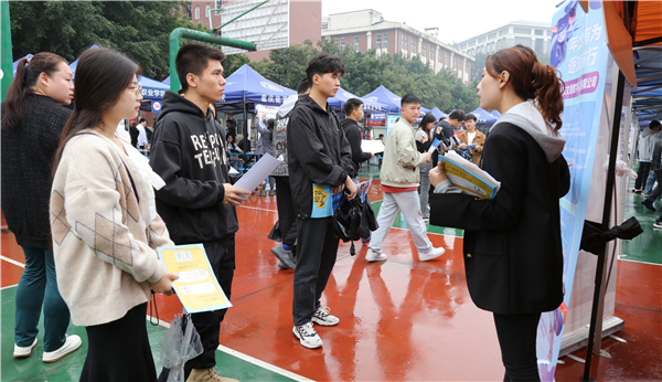 9000余个岗位上线！重庆能源职业学院举办2024届毕业生双选会3.jpg