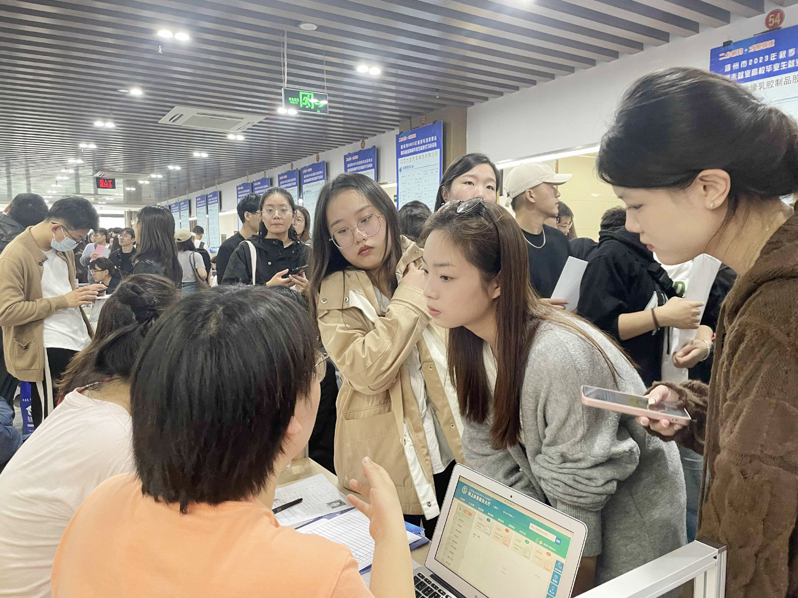 2023年秋季专场招聘会举行 近半求职者是外地大学生.jpg
