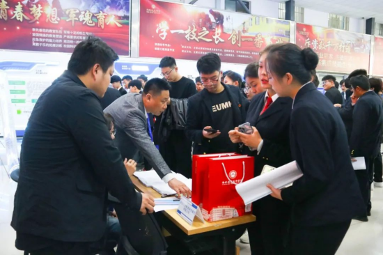 1699334587337299.png 西安铁道技师学院2023年“精彩相连 为梦成长”校园招聘会顺利举行3.png