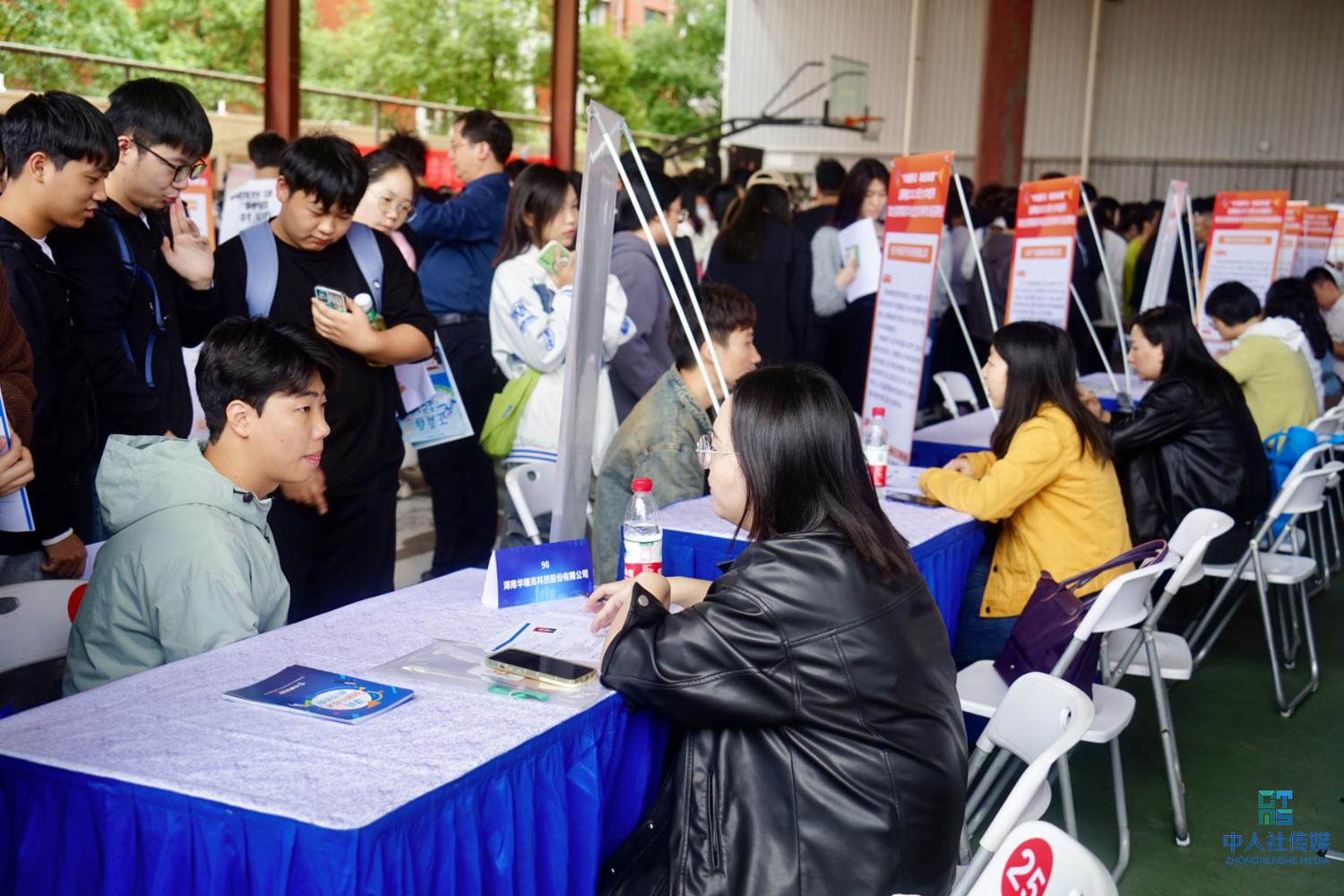 1699514540347267.jpg 湖南省本级2023年大中城市秋季专场招聘会(湖南工业职院专场)顺利举行.jpg