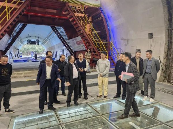数智交通产教融合共同体建设交流会在贵州交通职业技术学院召开5.jpg