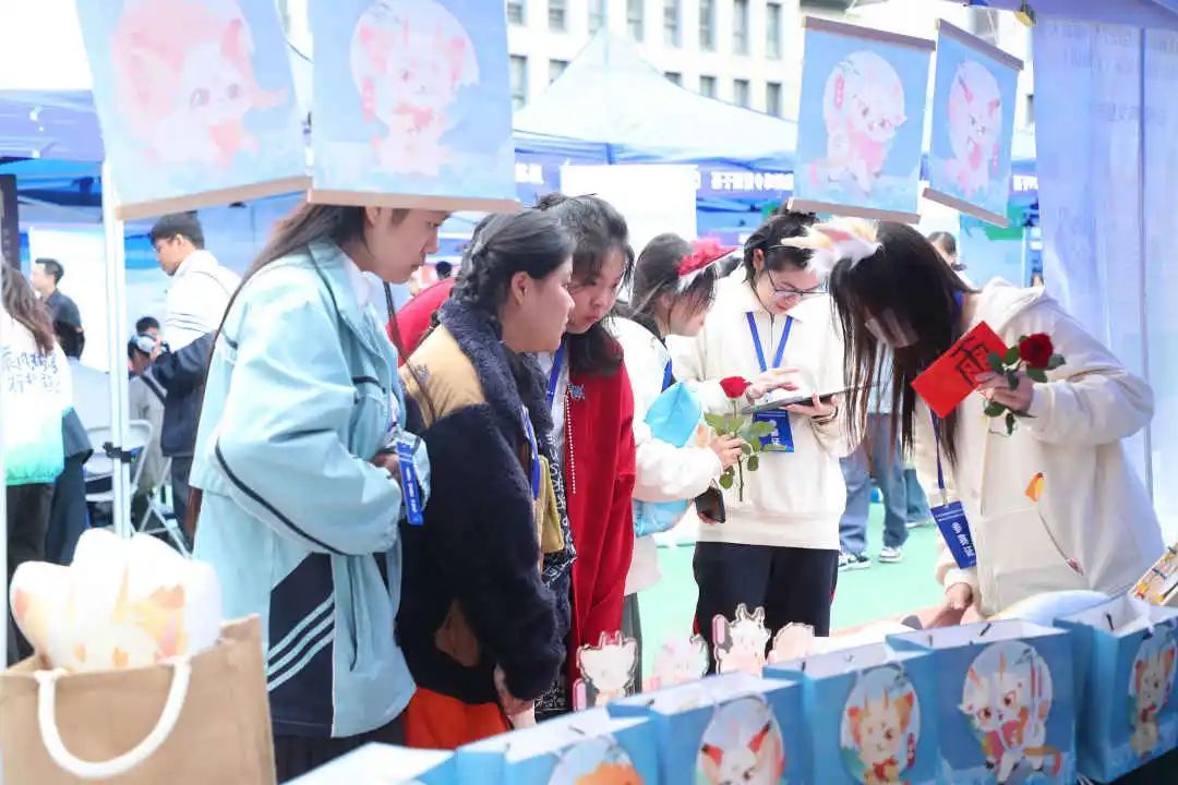 学生成长嘉年华！首届职业院校学生创新创意大赛开启职教盛宴4.jpg