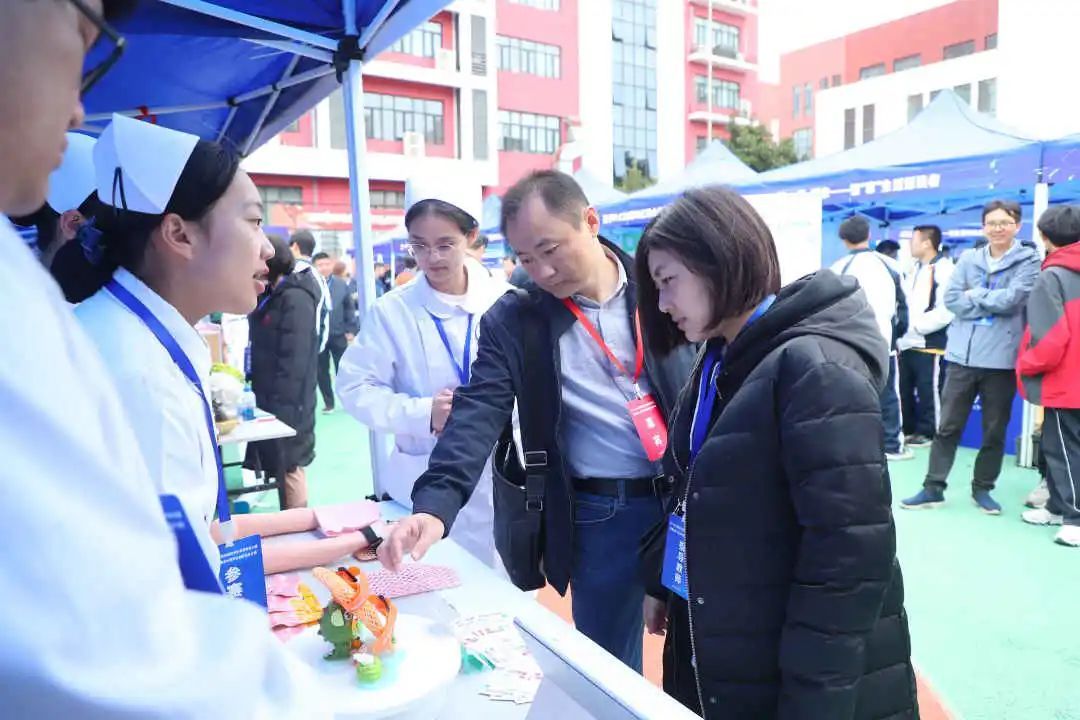 学生成长嘉年华！首届职业院校学生创新创意大赛开启职教盛宴3.jpg