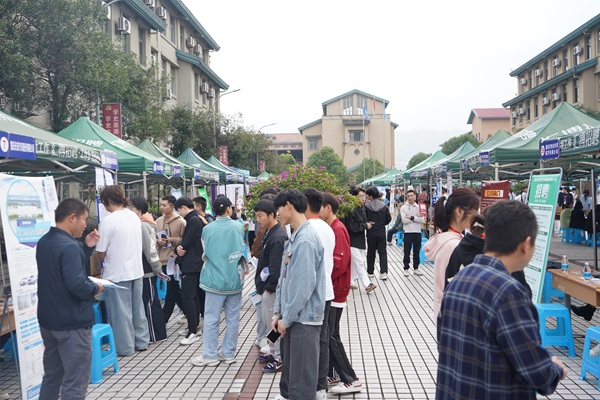 重庆轻工职业学院举办2024届毕业生双选会暨公共就业服务进校园活动.jpg