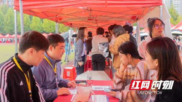 1699847166901834.png 1.2万岗位进校园 长沙职业技术学院举办2024届毕业生校园双选会.png