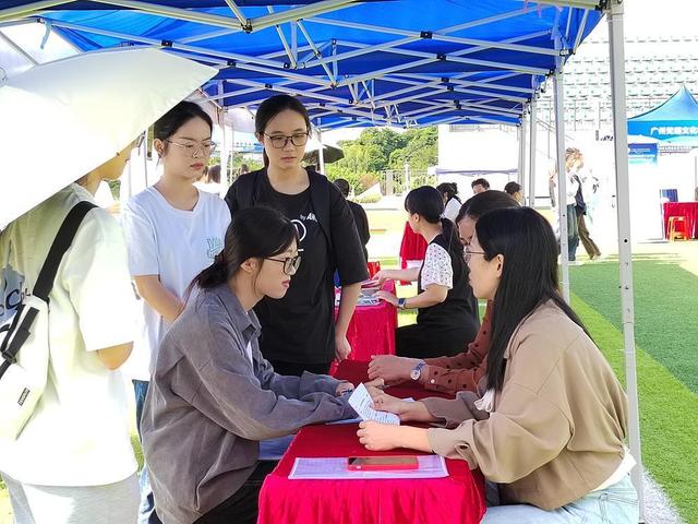 1699847313629601.jpeg 广州幼专迎接就业“首考”:822名毕业生“应战”校园招聘1.jpeg