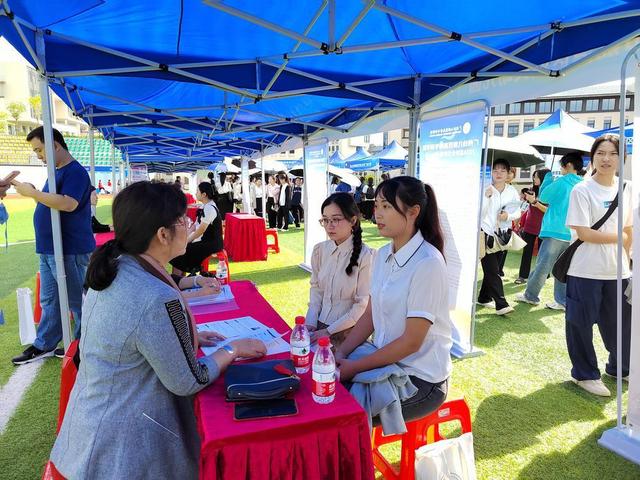 1699847319507148.jpeg 广州幼专迎接就业“首考”:822名毕业生“应战”校园招聘.jpeg