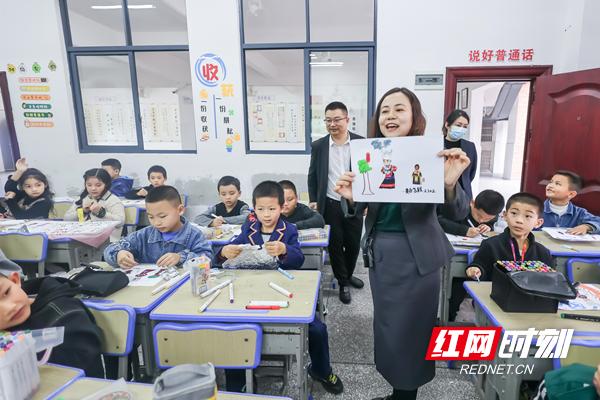 巧手绘苗服民族一家亲 邵阳职院开展职业教育启蒙活动.jpeg