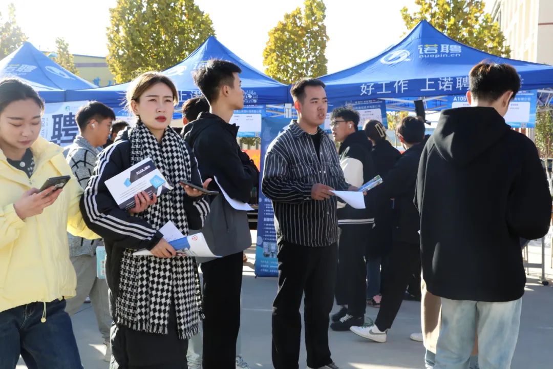 1699940517164166.jpg 石家庄科技信息职业学院举办2024届毕业生秋季双选招聘会9.jpg