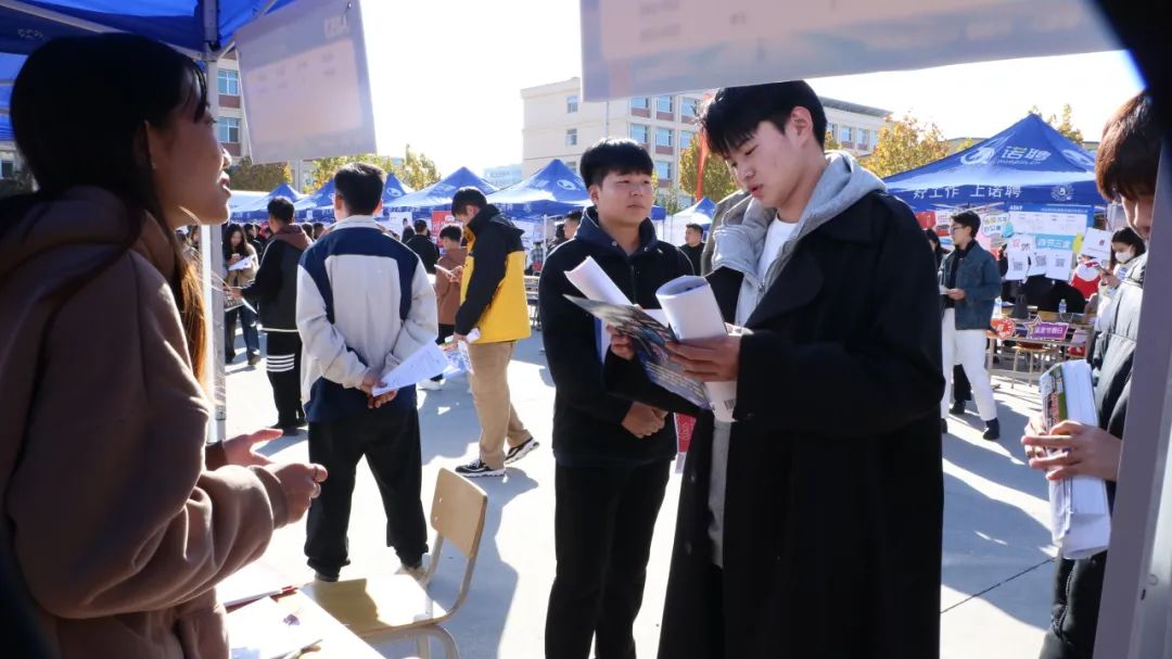 1699940534321238.jpg 石家庄科技信息职业学院举办2024届毕业生秋季双选招聘会6.jpg