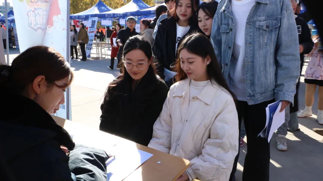 1699940539892752.jpg 石家庄科技信息职业学院举办2024届毕业生秋季双选招聘会5.jpg