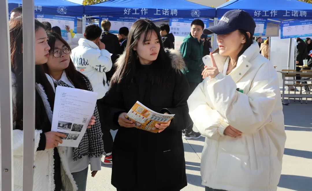 1699940544922832.jpg 石家庄科技信息职业学院举办2024届毕业生秋季双选招聘会4.jpg