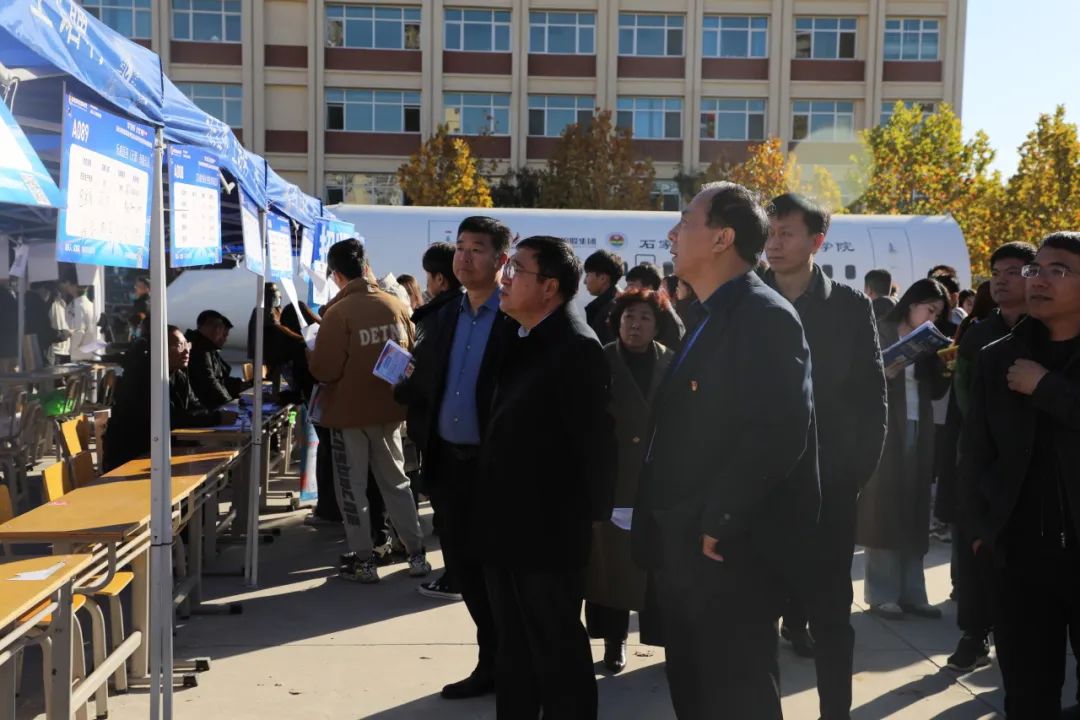 1699940557723663.jpg 石家庄科技信息职业学院举办2024届毕业生秋季双选招聘会2.jpg