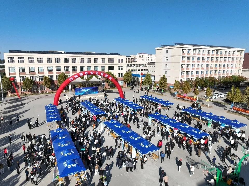 1699940567656845.jpg 石家庄科技信息职业学院举办2024届毕业生秋季双选招聘会.jpg