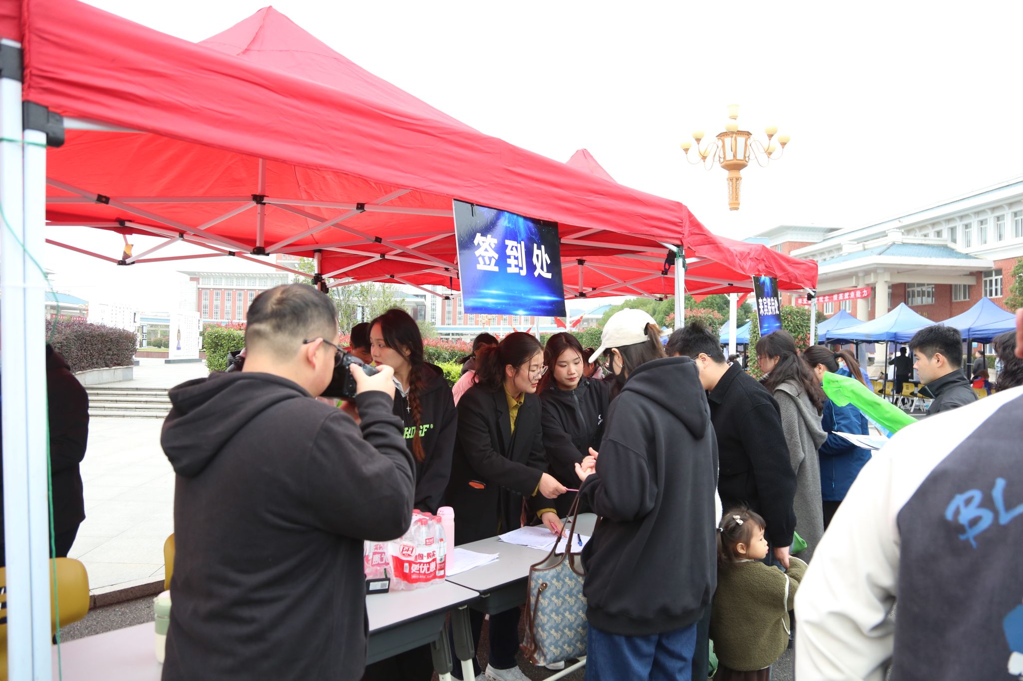 1699940730432128.jpg 滁州职业技术学院举办2024届毕业生秋季校园大型双选会2.jpg