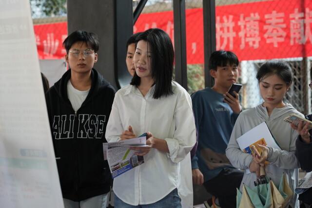 1699941123188290.jpeg 120家企业组团招才引智!这场招聘会在湖南工业职院举行2.jpeg