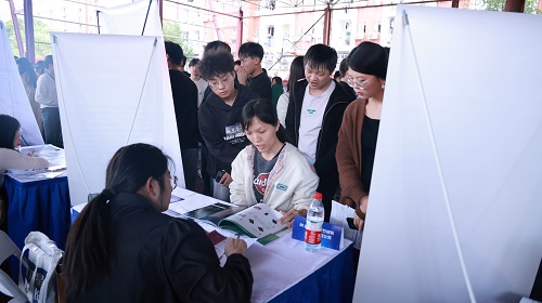 1699941135156835.jpg 120家企业组团招才引智!这场招聘会在湖南工业职院举行1.jpg