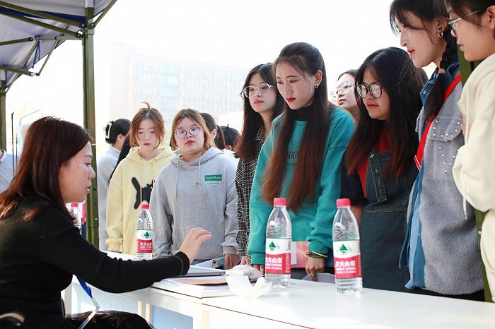 1700031021127062.jpg 100+企业,1900+岗位!四川希望汽车职业学院成功举行2024届毕业生秋季校园双选会1.jpg